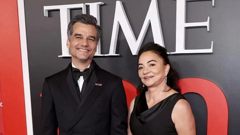 Wagner Moura e sua mãe, Alderiva Moura, em evento da Time