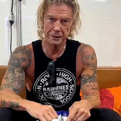 Guns N’ Roses recebe camisas do Vitória-ES, time da Série D
