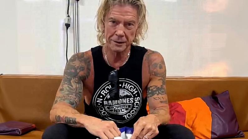 Duff McKagan, baixista do Guns N' Roses, recebe camisa do Vitória-ES — Foto: Arquivo Pessoal
