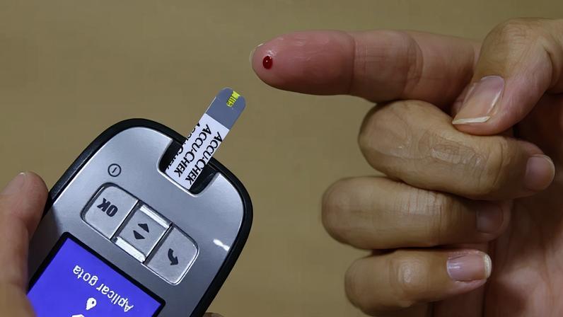 Documento ressalta que, apesar de décadas de esforços, as doenças não transmissíveis (DNTs) continuam a aumentar; na imagem, um teste de insulina