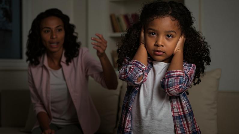 A expressão 'parentalidade tóxica' descreve um conjunto de comportamentos abusivos de pais e mães em relação a seus filhos e filhas; esse padrão comportamental pode variar bastante, identificando tutores negligentes, competitivos, autoritários e superprotetores