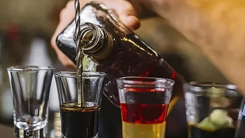 No fim de 2025, o Brasil vivenciou um surto de intoxicação por metanol devido à ingestão de bebidas alcoólicas adulteradas