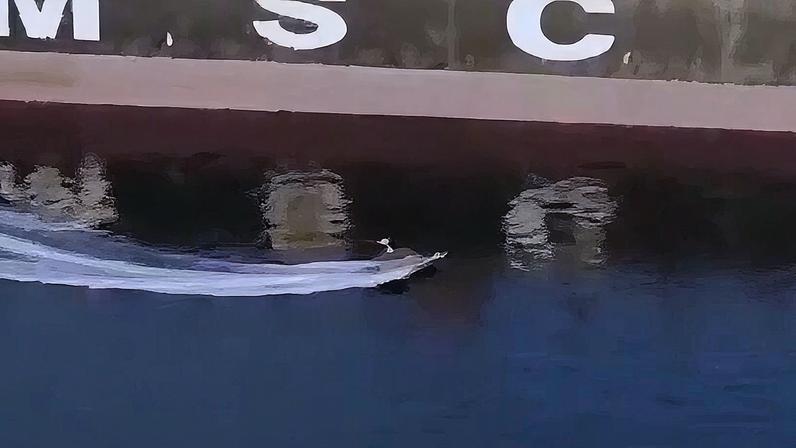 Nas imagens, soldados da IRGC aparecem em lanchas rápidas se aproximando de um navio porta-contêineres com a sigla MSC estampada na lateral
