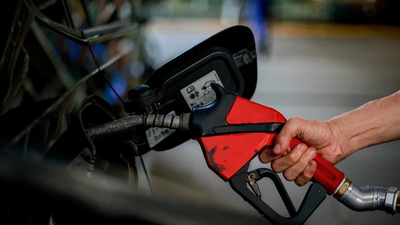 Gasolina, passagens aéreas e diesel responderam por mais de 30% do IPCA de março - Foto: Marcello Casal Jr/Agência Brasil