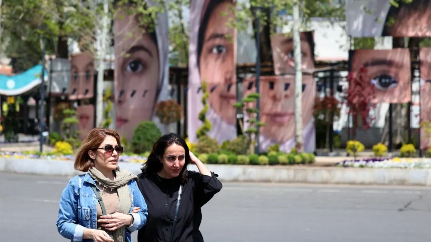 Propaganda do regime do Irã em Teerã, capital iraniana (Foto: ABEDIN TAHERKENAREH/EFE/EPA)
