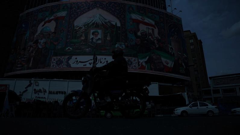 Propaganda do regime islâmico em Teerã, capital iraniana (Foto: ABEDIN TAHERKENAREH/EFE/EPA)