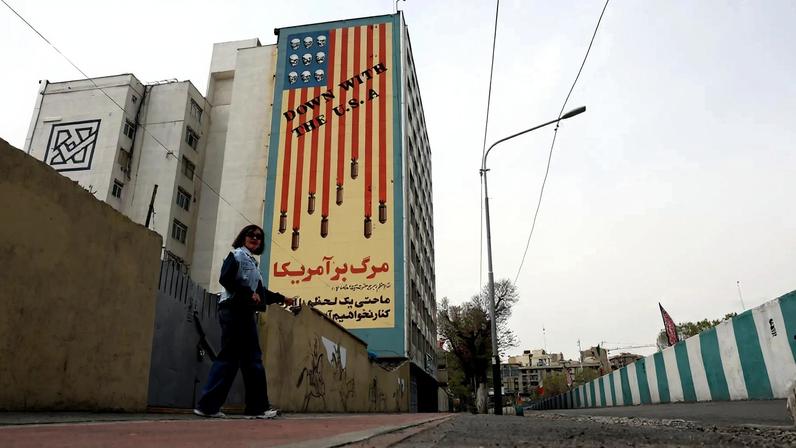 Propaganda contra os Estados Unidos em prédio em Teerã, capital iraniana (Foto: ABEDIN TAHERKENAREH/EFE/EPA)