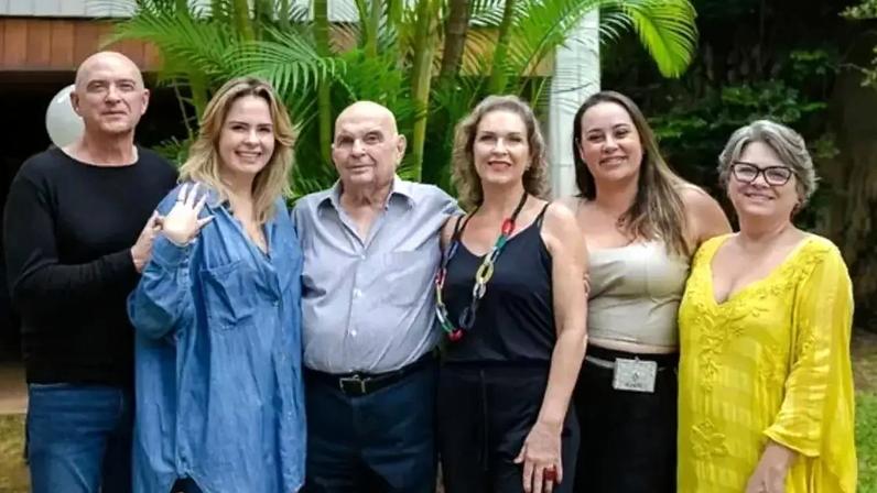 Ana Paula Renault e os irmãos ao lado do pai, Gerardo