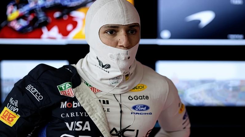 Isack Hadjar, piloto da Red Bull, se preparando para entrar no carro
