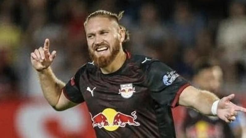 Isidro Pitta, do Bragantino, comemora gol contra o Remo, pelo Campeonato Brasileiro