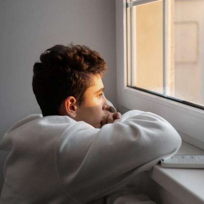 Isolamento emocional em adultos revela mecanismos de defesa formados na infância