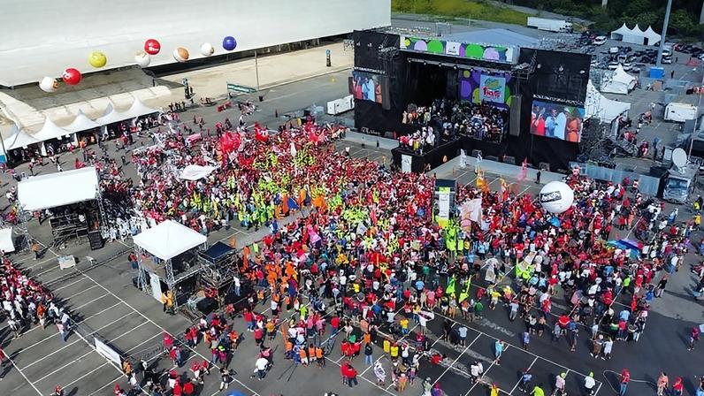 Imagem do ato último 1º de Maio que Lula foi, em 2025. O registro mostra o público ficou concentrado em uma área esvaziada do estacionamento da Neo Química Arena, em São Paulo