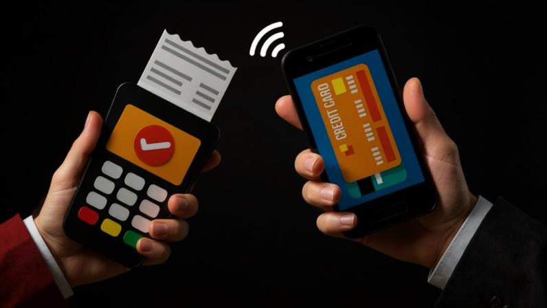 Implementação do pagamento por aproximação: atentas ao processo de digitalização do mercado e preocupadas em oferecer as melhores soluções aos clientes, algumas empresas têm passado a oferecer serviços mais tecnológicos no mercado. Veja o caso da Rede, que coloca à disposição serviços que possuem uma presença digital e tecnológica. Uma delas é a tecnologia near field communication (NFC), que está se popularizando por permitir que o cliente pague suas compras ou serviços contratados apenas aproximando um objeto – como celular, relógio ou pulseira – do dispositivo de máquinas que suportam a tecnologia. Além de oferecer uma comodidade ao cliente, o empreendedor também ganha praticidade e velocidade em suas vendas. (Ronnie_21/Estúdio ABC)