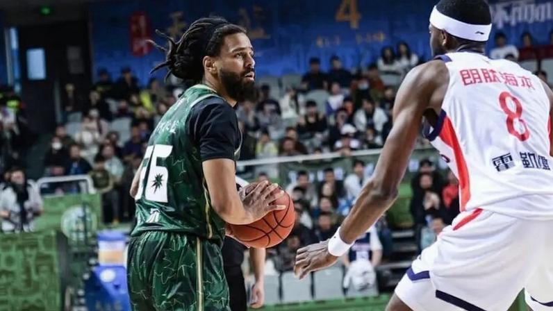 J Cole em sua estreia pelo Nanjing Monkey Kings (Foto: Reprodução/X)