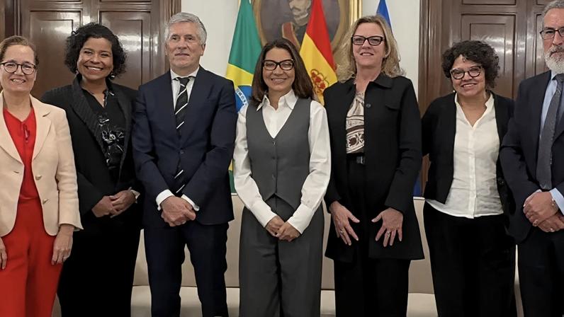 A primeira-dama Janja (ao centro) e autoridades da Espanha que atuam no enfrentamente à violência contra as mulheres