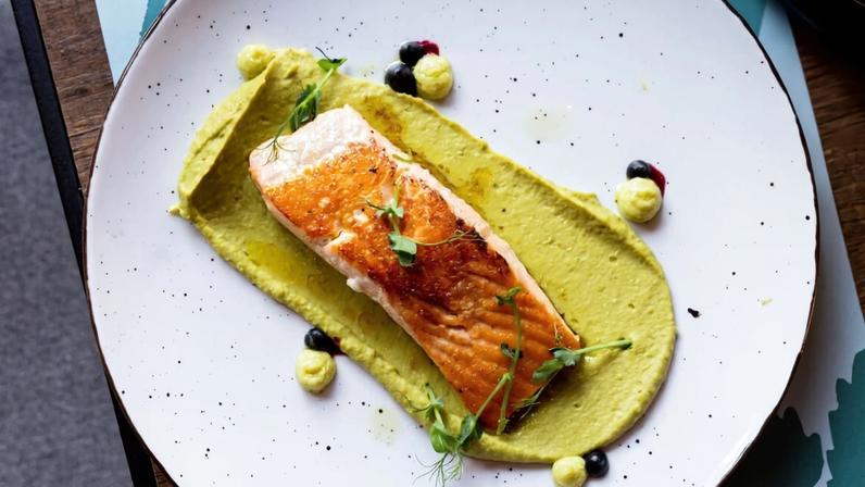 Salmão com purê de ervilha