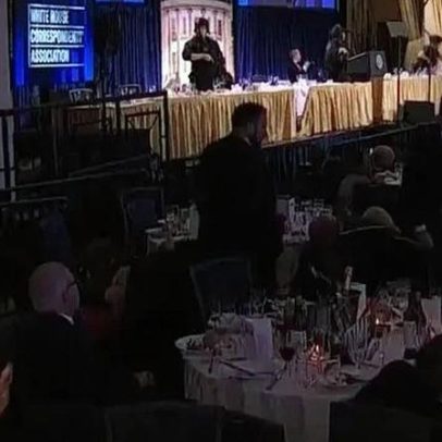 Convidado reage de forma inusitada durante tiroteio em jantar com Trump