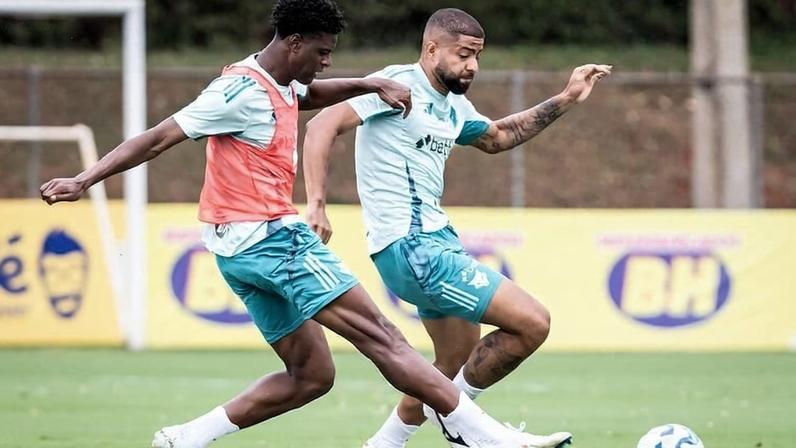 Jonathan Jesus e João Marcelo disputam a bola durante treino do Cruzeiro na Toca da Raposa (foto: Gustavo Aleixo/Cruzeiro)
