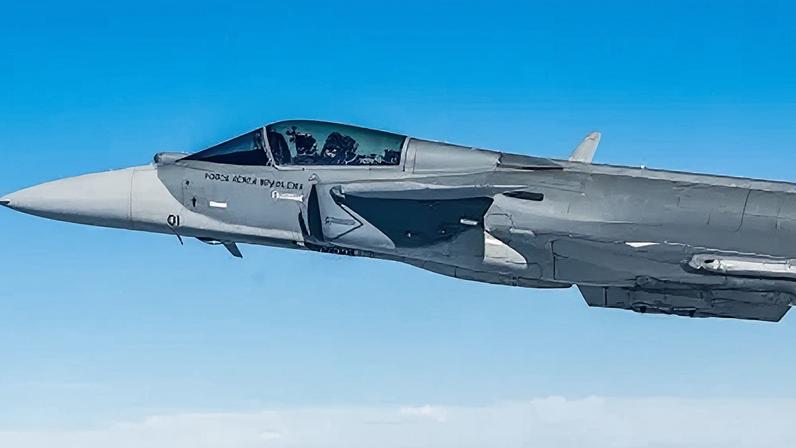 Lançamento da primeira aeronave supersônica produzida no Brasil