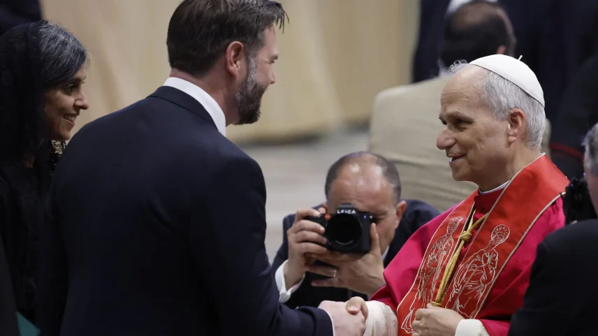 O papa Leão XIV e o vice-presidente dos EUA, J.D. Vance, em maio de 2025, após a missa de início do pontificado. (Foto: Fabio Frustaci/EFE/EPA)