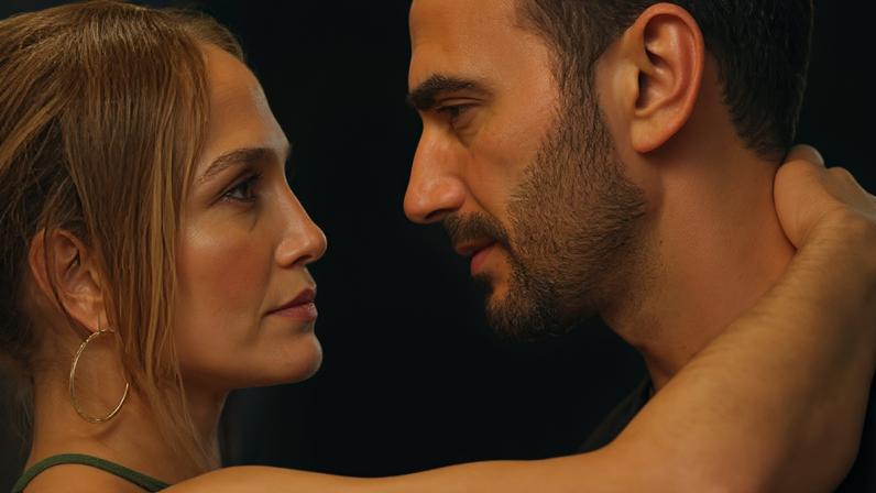 Primeira cena do longa "Paixão de Escritório", da Netflix, estrelado por Jennifer Lopez e Brett Goldstein