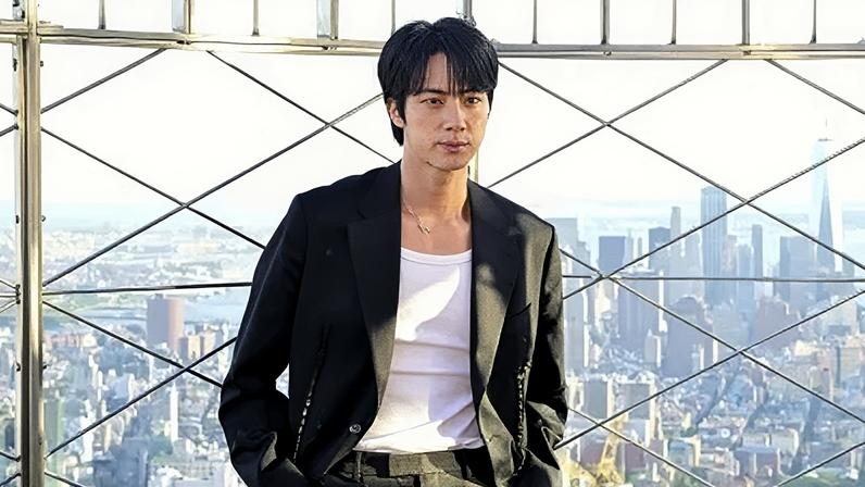 Jin afirmou que se considera o mais bonito do BTS