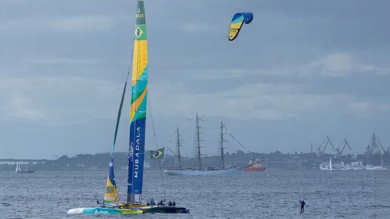 Reno Romeu sobrevoa barco brasileiro no SailGP e realiza manobras a 40 metros de altura — Foto: Sail GP