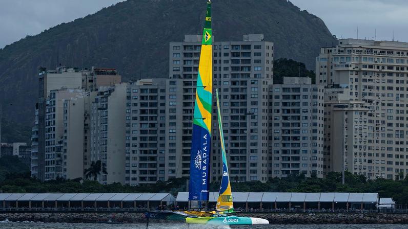 Barco brasileiro, o Mubadala, durante a disputa do 2º dia da etapa brasileira da SailGP, no Rio — Foto: Jason Ludlow for SailGP