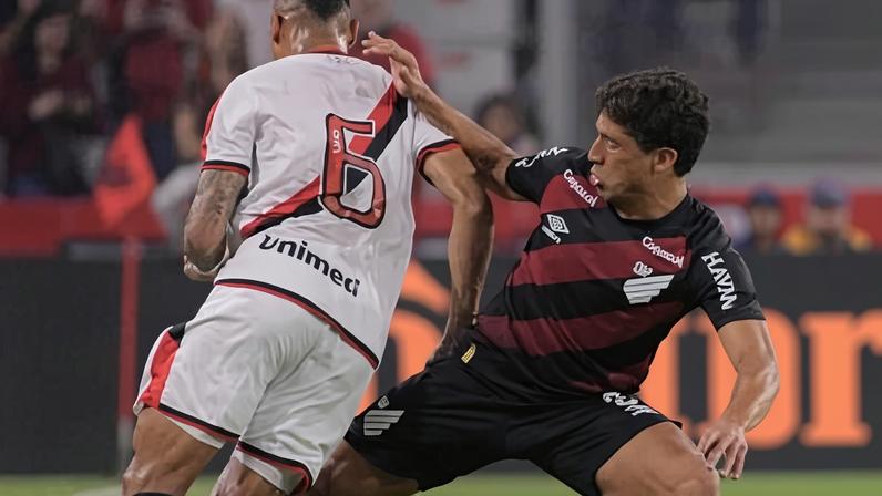 João Cruz e Guilherme Lopes disputam a bola em Athletico-PR x Atlético-GO, pela Copa do Brasil