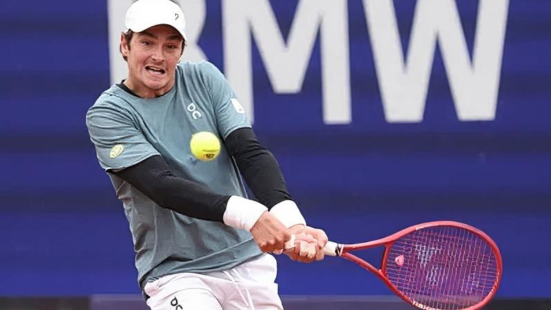João Fonseca em ação durante a vitória sobre Tabilo na estreia no ATP de Munique
