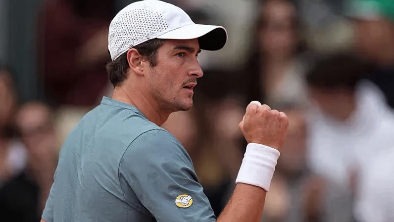 João Fonseca comemora ponto na vitória sobre Gabriel Diallo no Masters 1000 de Monte Carlo