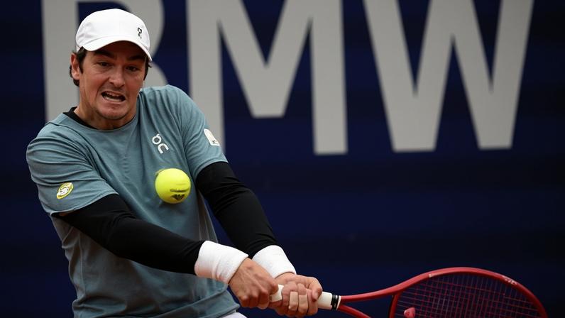 João Fonseca em ação contra Alejandro Tabilo, na estreia no ATP 500 de Munique 2026