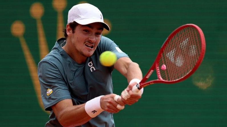 João Fonseca em ação durante jogo contra Alexander Zverev no Masters 1000 de Monte Carlo