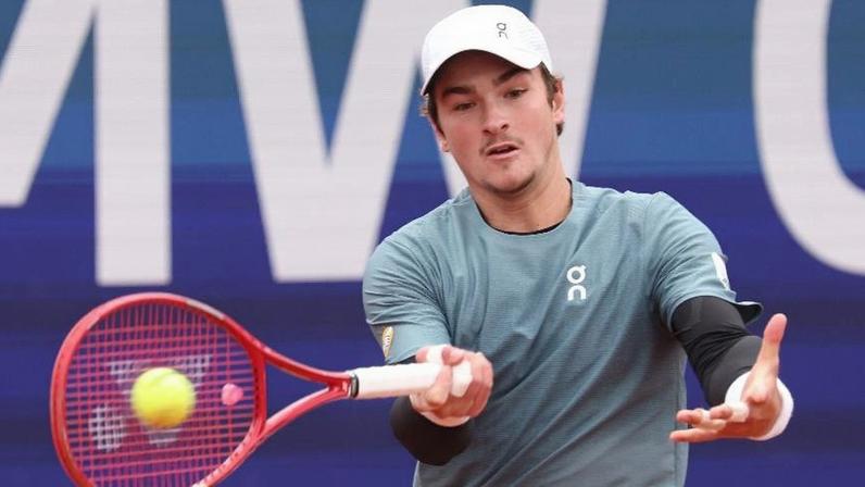 João Fonseca em jogo contra Alejandro Tabilo, no ATP 500 de Munique