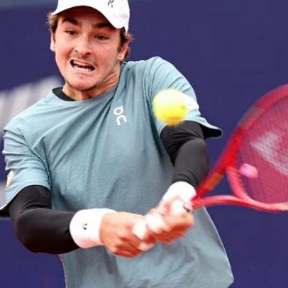 Fonseca não consegue se impor diante do forehand de Shelton