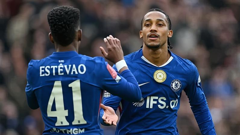 João Pedro e Estêvão comemoram gol do Chelsea na goleada de 7 a 0 sobre o Port Vale