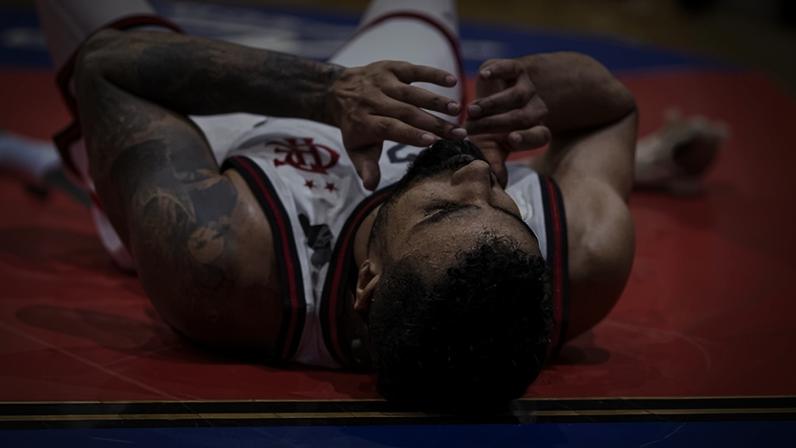Jogador do Flamengo caído durante a semifinal da BCLA