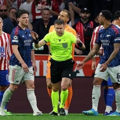 Jornais citam pênalti controverso e polêmicas em Atlético 1 x 1 Arsenal