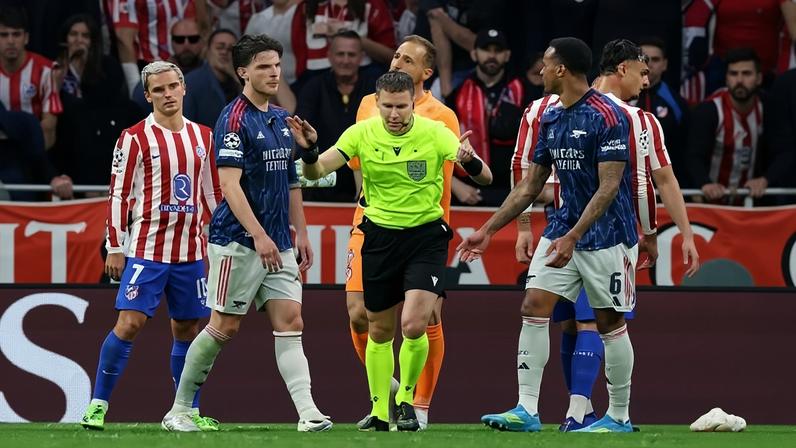 Jogadores de Atlético de Madri e Arsenal cercam o árbitro Danny Makkelie durante semifinal da Liga dos Campeões
