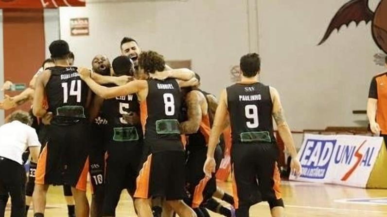 Jogadores do Basquete Cearense comemoraram vaga nas quartas em plena casa do Paulistano