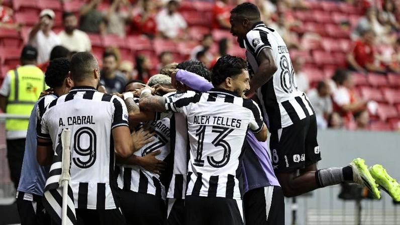 Jogadores do Botafogo celebram gol de Danilo contra o Internacional, no Mané Garrincha