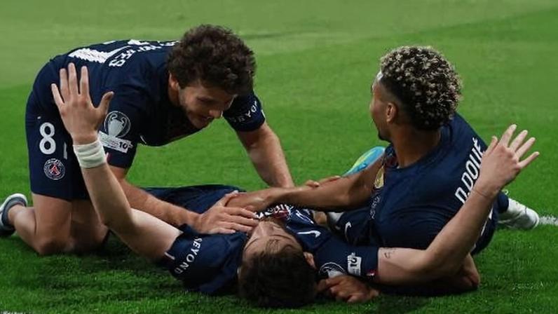 Jogadores do PSG comemoram gol contra o Bayern de Munique, pela Liga dos Campeões