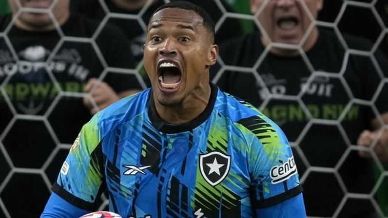 John, então no Botafogo, durante jogo contra o Seattle Sounders no Mundial de Clubes