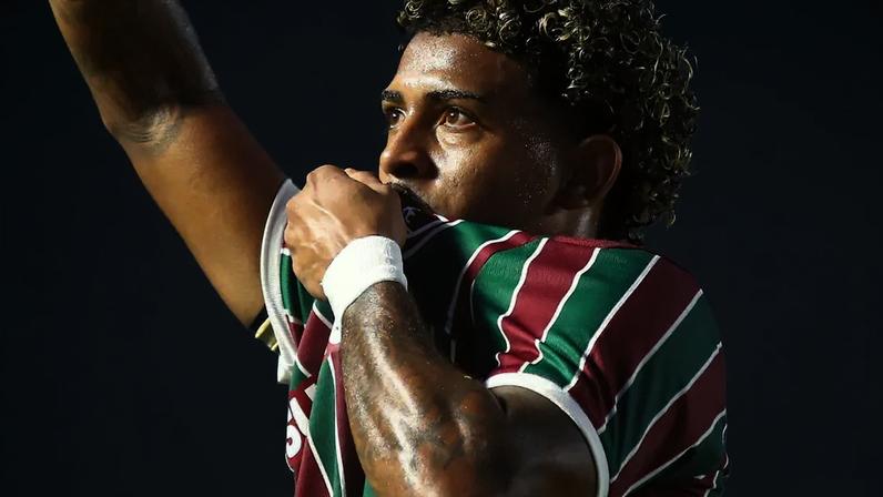 John Kennedy jogador do Fluminense comemora seu gol durante partida contra o Santos no estádio Vila Belmiro pelo campeonato Brasileiro A 2026.