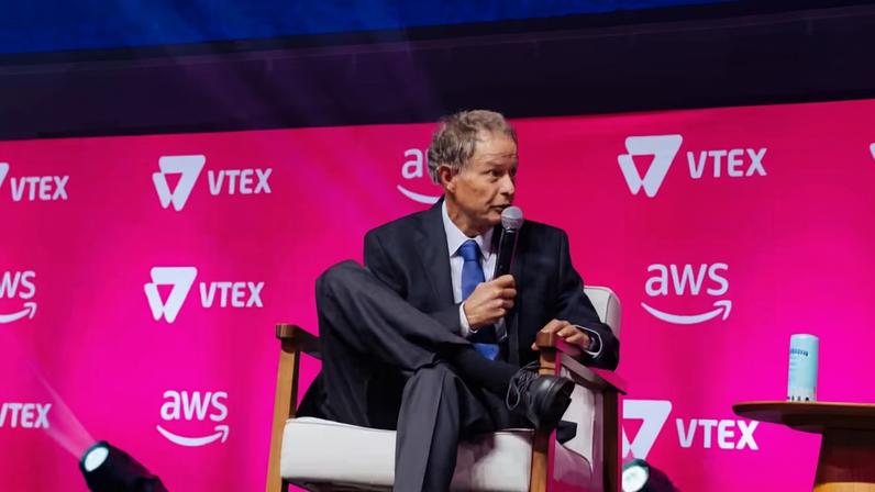 John Mackey, cofundador e ex-CEO da Whole Foods Market, participou de um dos painéis do Vtex Day 2026 — Foto: Divulgação