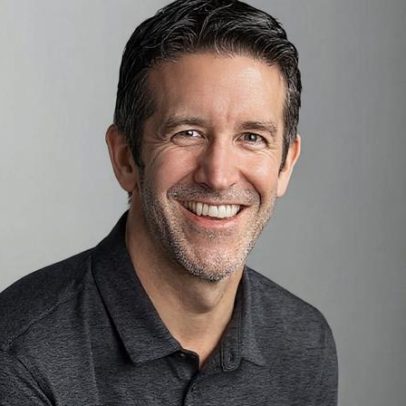 Quem é John Ternus, o futuro CEO da Apple
