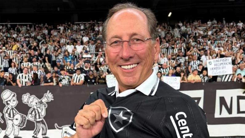 John Textor não comanda mais a Eagle Football Holding, mas segue como principal acionista da SAF do Botafogo, sem exercer controle executivo sobre as decisões do grupo