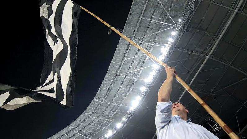John Textor balança o bandeirão do Botafogo após a vitória sobre o Fortaleza, no Nilton Santos
