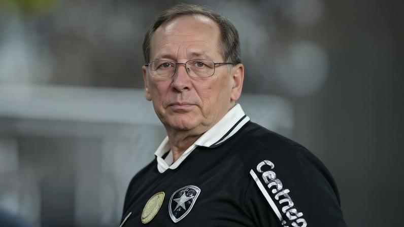 John Textor, dono da SAF Botafogo, foi afastado do comando