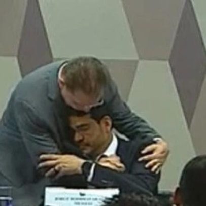 Líder do PL, Sóstenes Cavalcante abraça Messias durante sabatina na CCJ